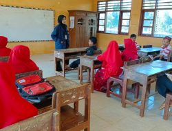 Gelar Praktek Mengajar ke Sekolah, Mahasiswa KKN Posko 26 UNIRA Semangat Tingkatkan Minat Belajar Siswa di Desa Lebbek