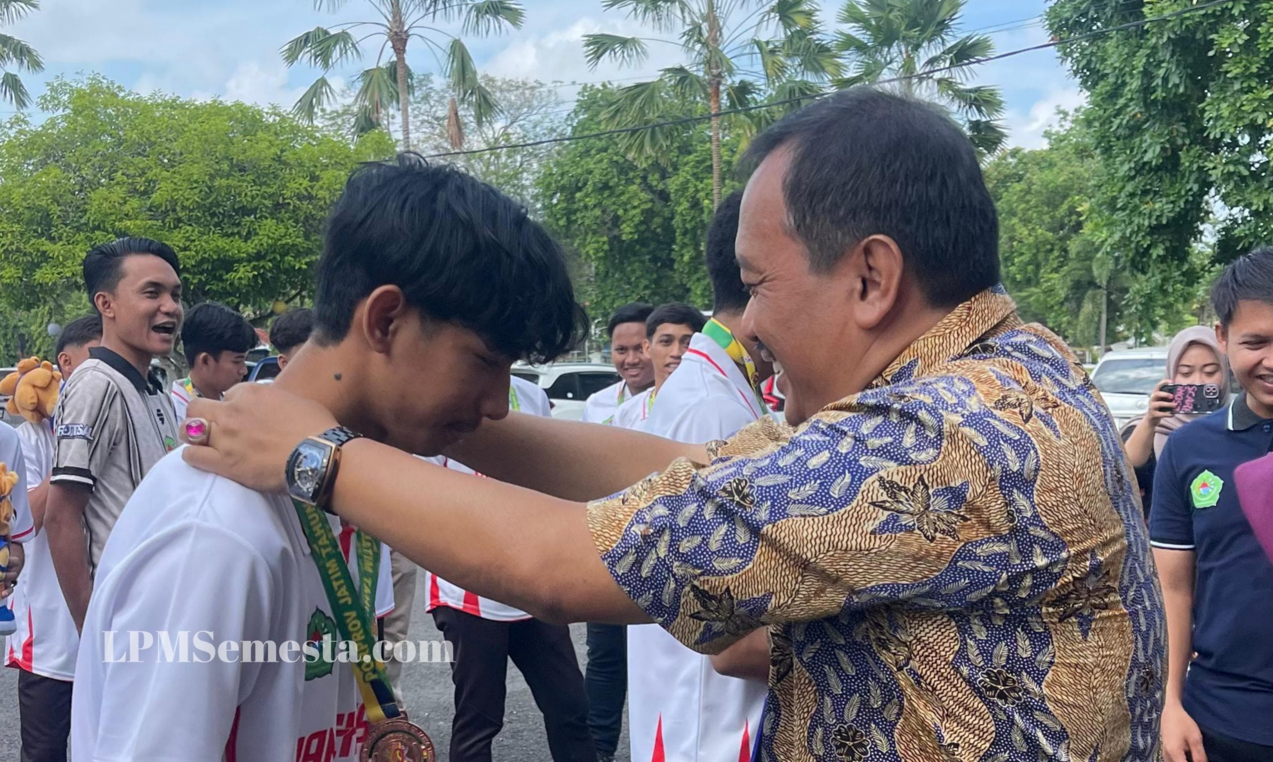 Pemberian medali yang bertempat di Gedung Bakorwil IV Pamekasan 
