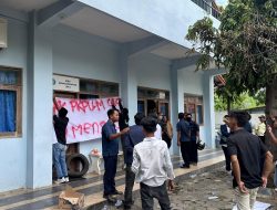 Tolak Pedoman Pemilu Cacat Prosedur, Mahasiswa UNIRA Segel Ruang Rektor